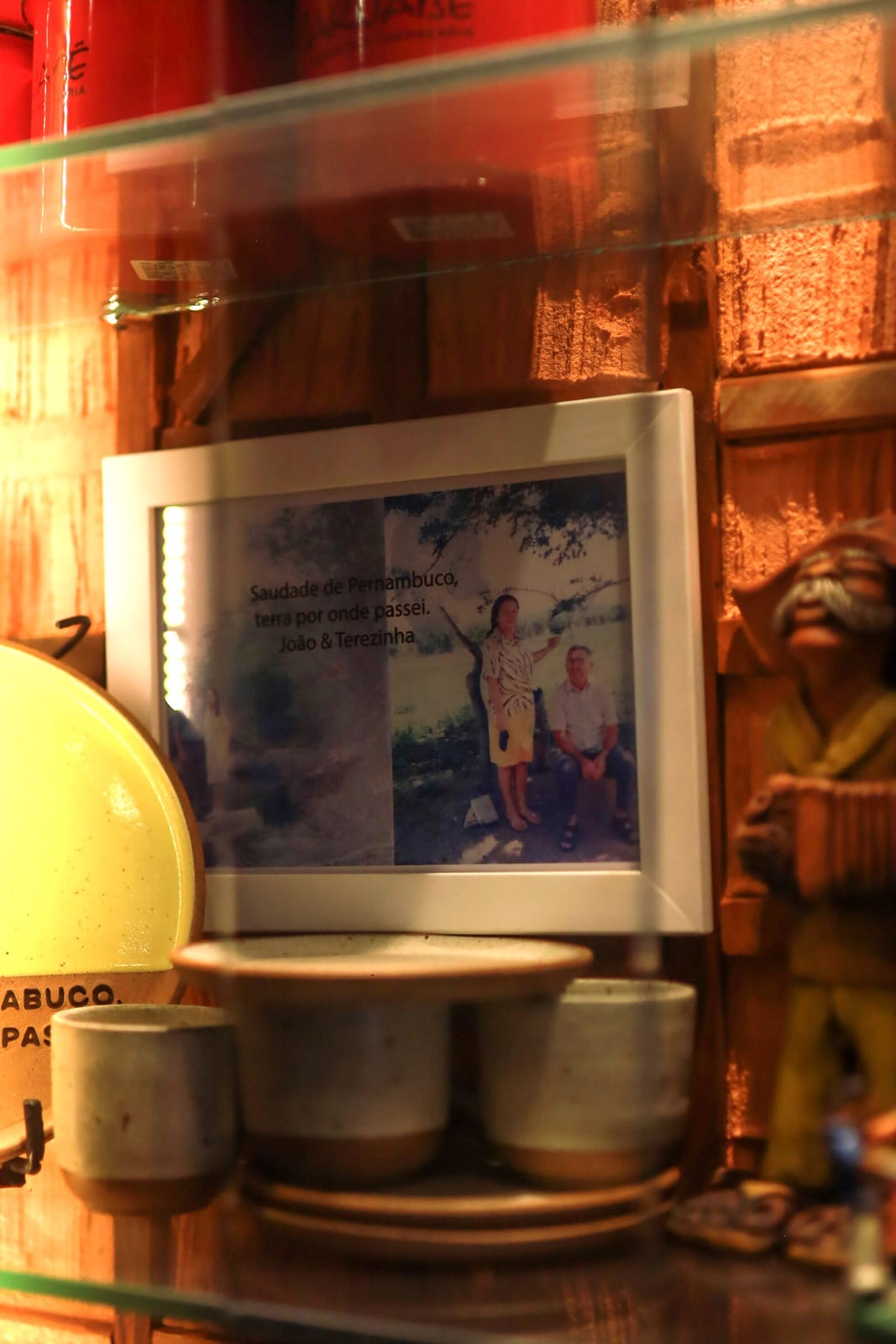 Vitrine com louças e lembranças do sertão